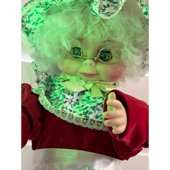 Rennor Lighted and Animated Mrs. Claus-22 Inches Tall-Very Good Condition! - Picture 7 of 16